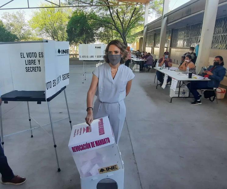 Resalta Clara Luz importancia de la Consulta; emite su voto