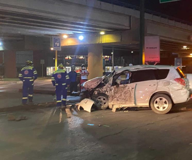 Muere al estrellar camioneta contra muro