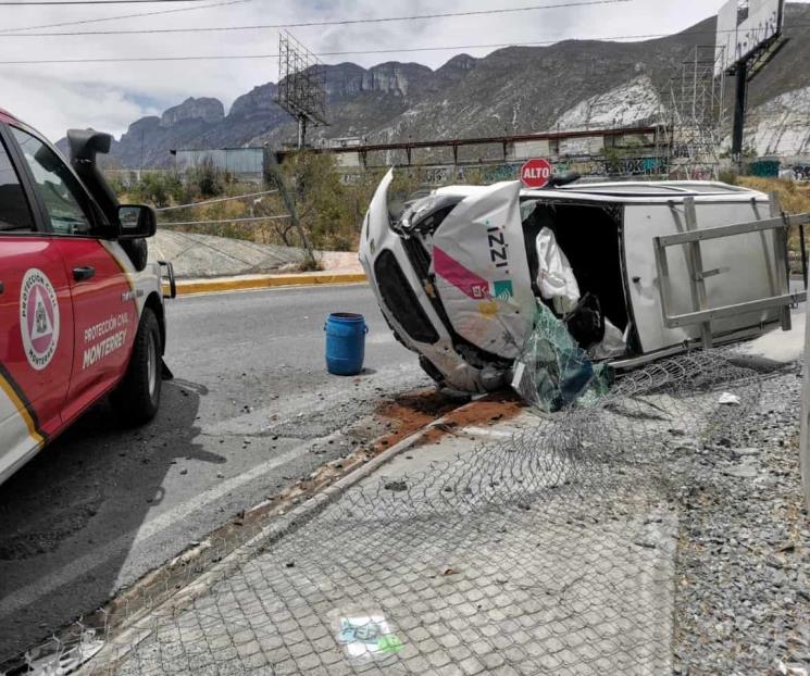 Volcadura deja un lesionado al poniente de Monterrey