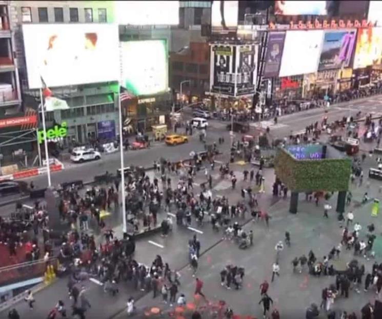 Explosión en 3 alcantarillas del Time Square desatan pánico
