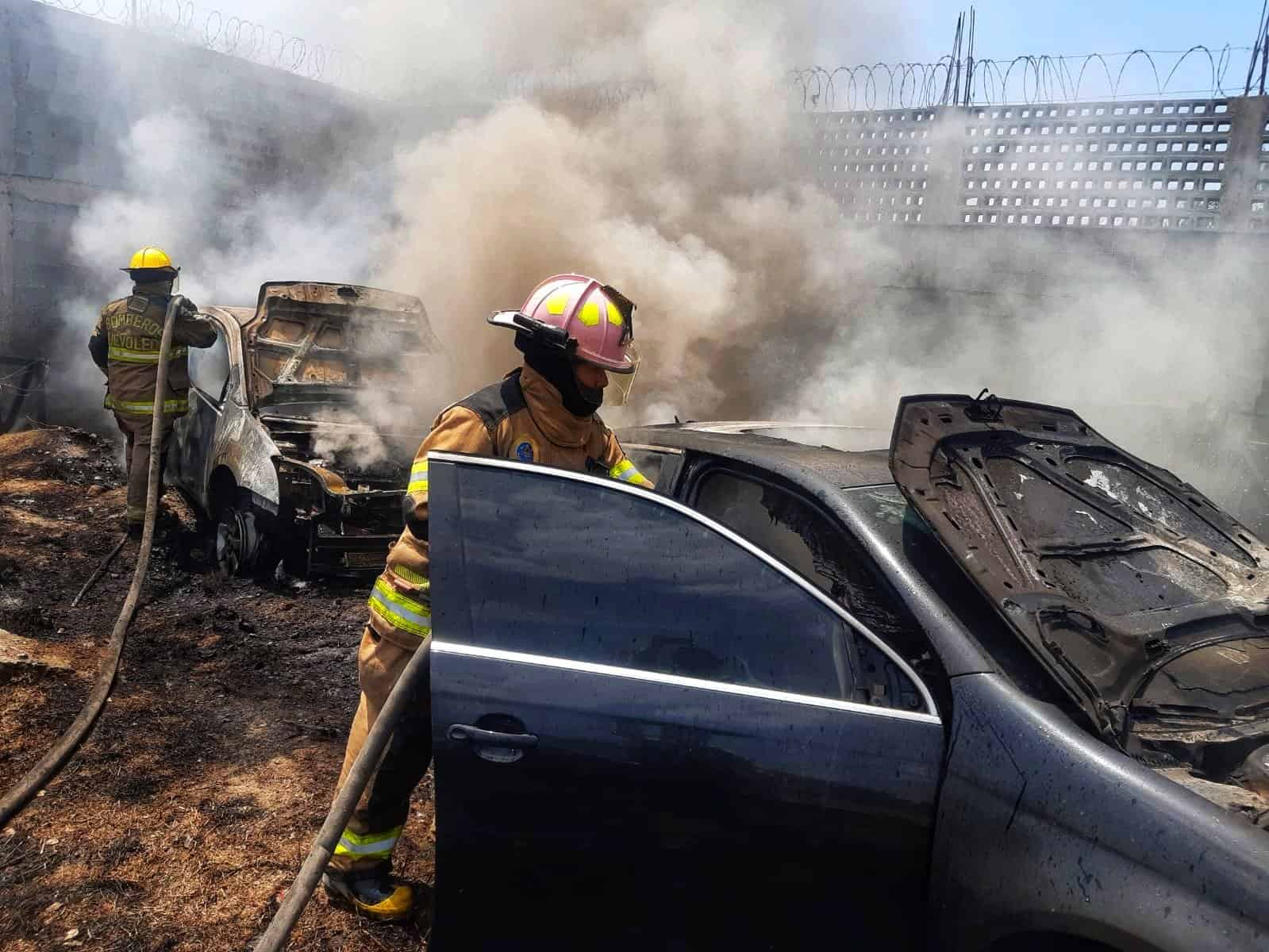 Reportaron un incendio de un Yonke de autos