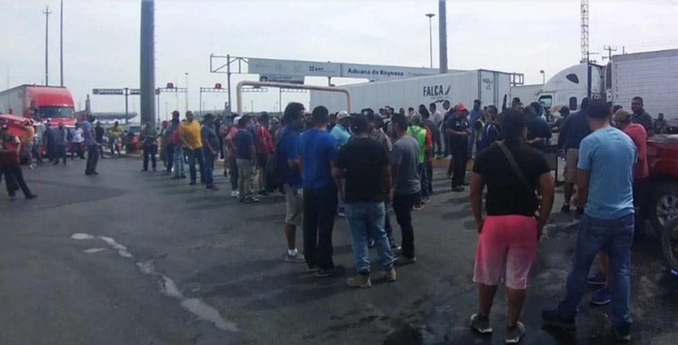 Transportistas bloquean puente internacional Reynosa-Pharr
