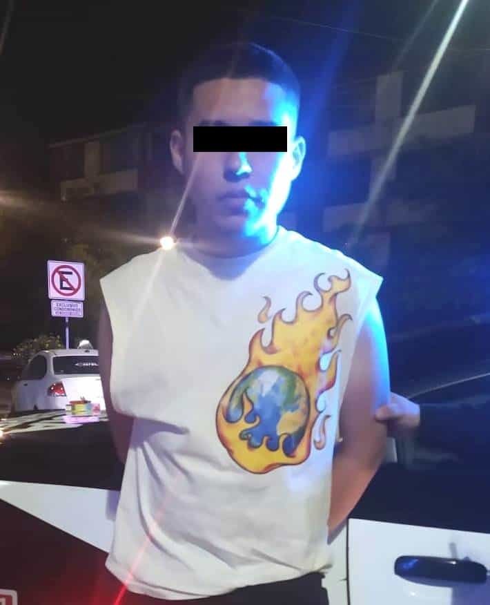 Aunque únicamente fueron interceptados para una revisión de rutina al ser captados viendo al interior de autos estacionados, dos jóvenes terminaron detenidos