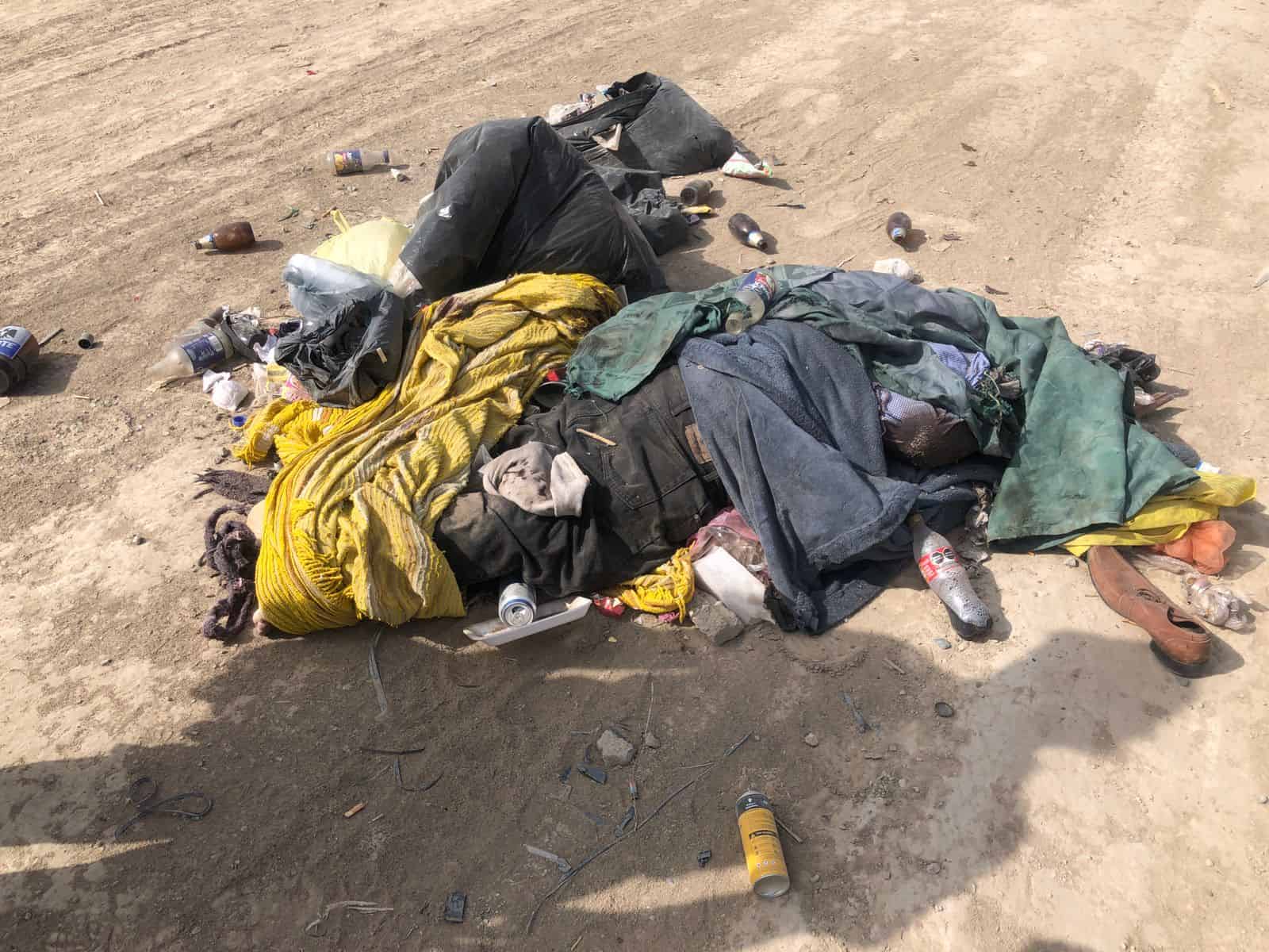 El cadáver de un hombre con huellas de violencia, envuelto entre sábanas y basura, fue localizado en García