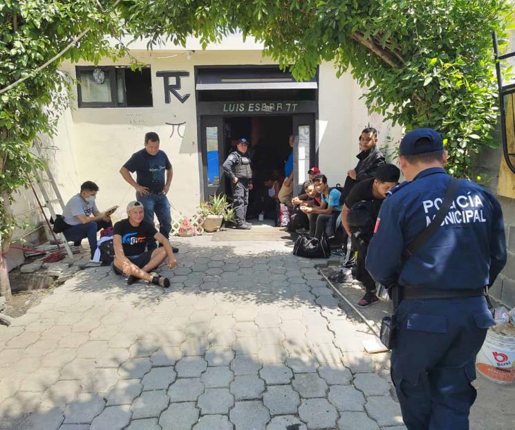 Rescatan a 103 migrantes y detienen a “pollero”