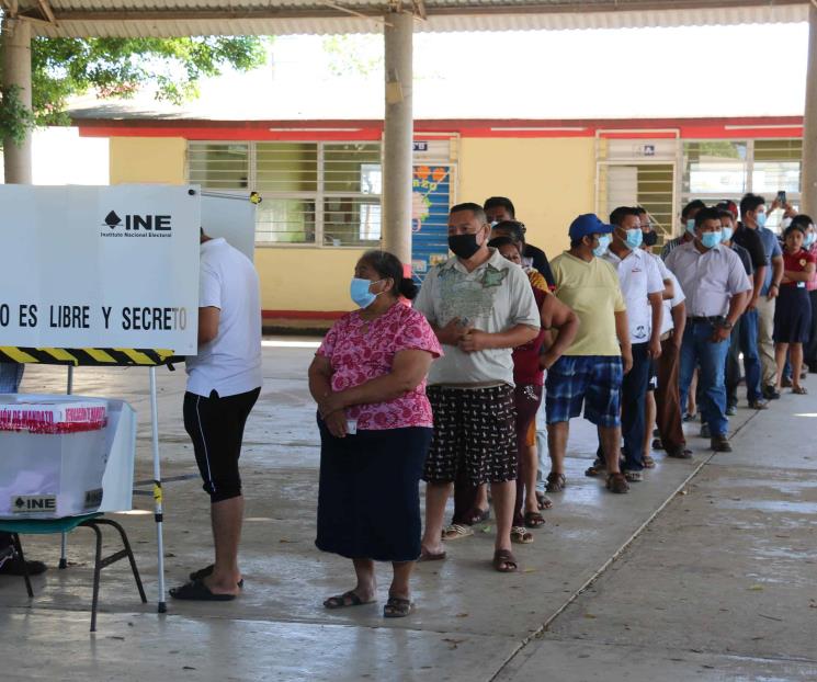 Cumplen morenistas en la consulta a López Obrador