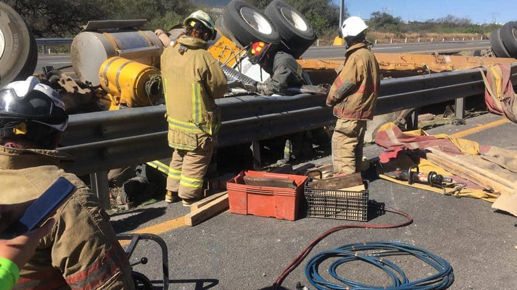 Se vuelca tráiler en Carretera a Saltillo, muere conductor
