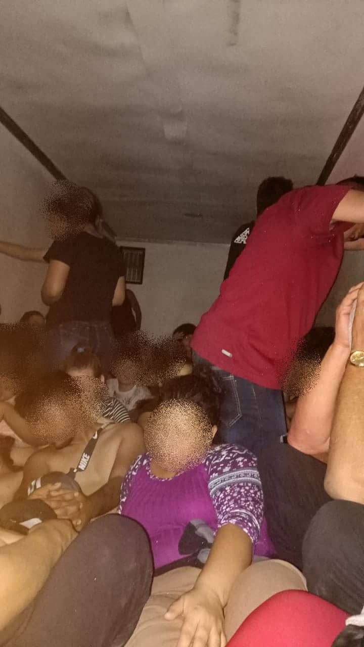 Detienen a “pollero” que transportaba en un tráiler a 71 indocumentados centroamericanos