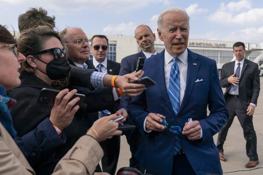 Aprueba Biden $800 millones en ayuda militar a Ucrania