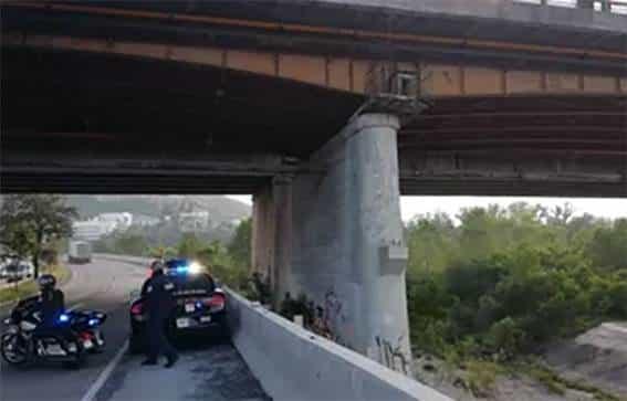 Hallan cadáver bajo un puente en Santa Catarina