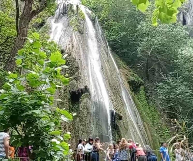 Disfrutan familias paseo en Cola de Caballo