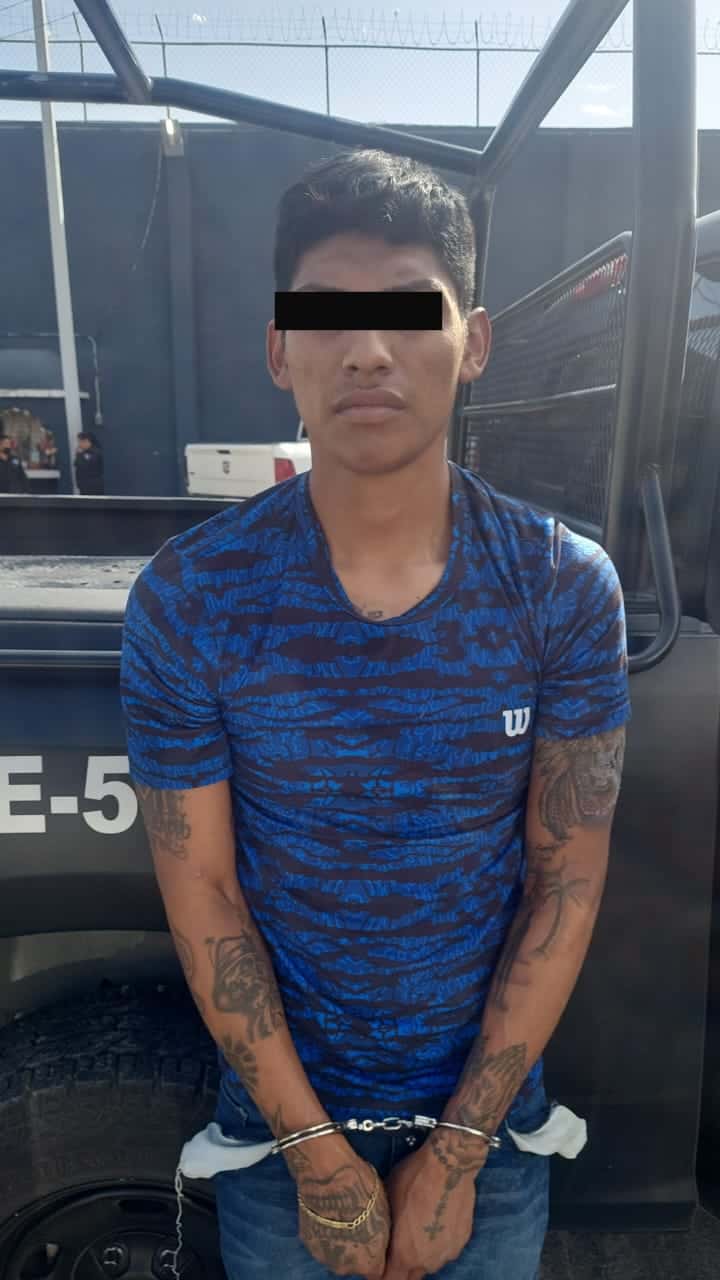 Un hombre fue arrestado por la policía luego de que se verificó que cargaba con una AK-47 (cuerno de chivo) abastecida