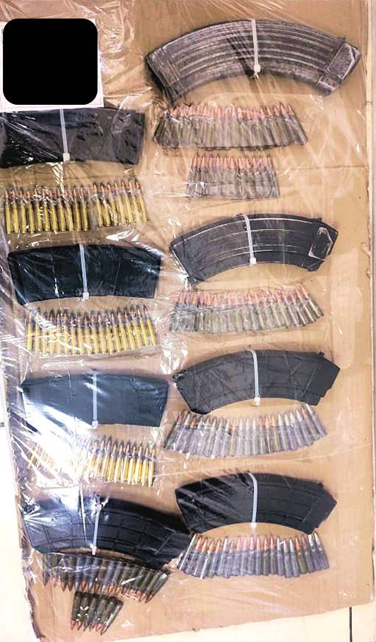 Al percatarse que venían unidades de la policía preventiva de Apodaca, un grupo de sicarios, decidió escapar, dejando abandonada una camioneta y un arsenal