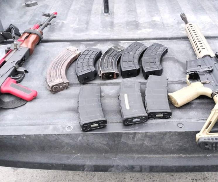 Hallan armas largas y balas en camioneta estacionada