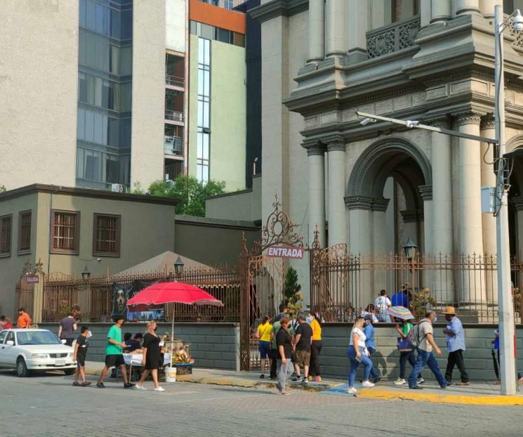 Realizan regios visita a los siete templos