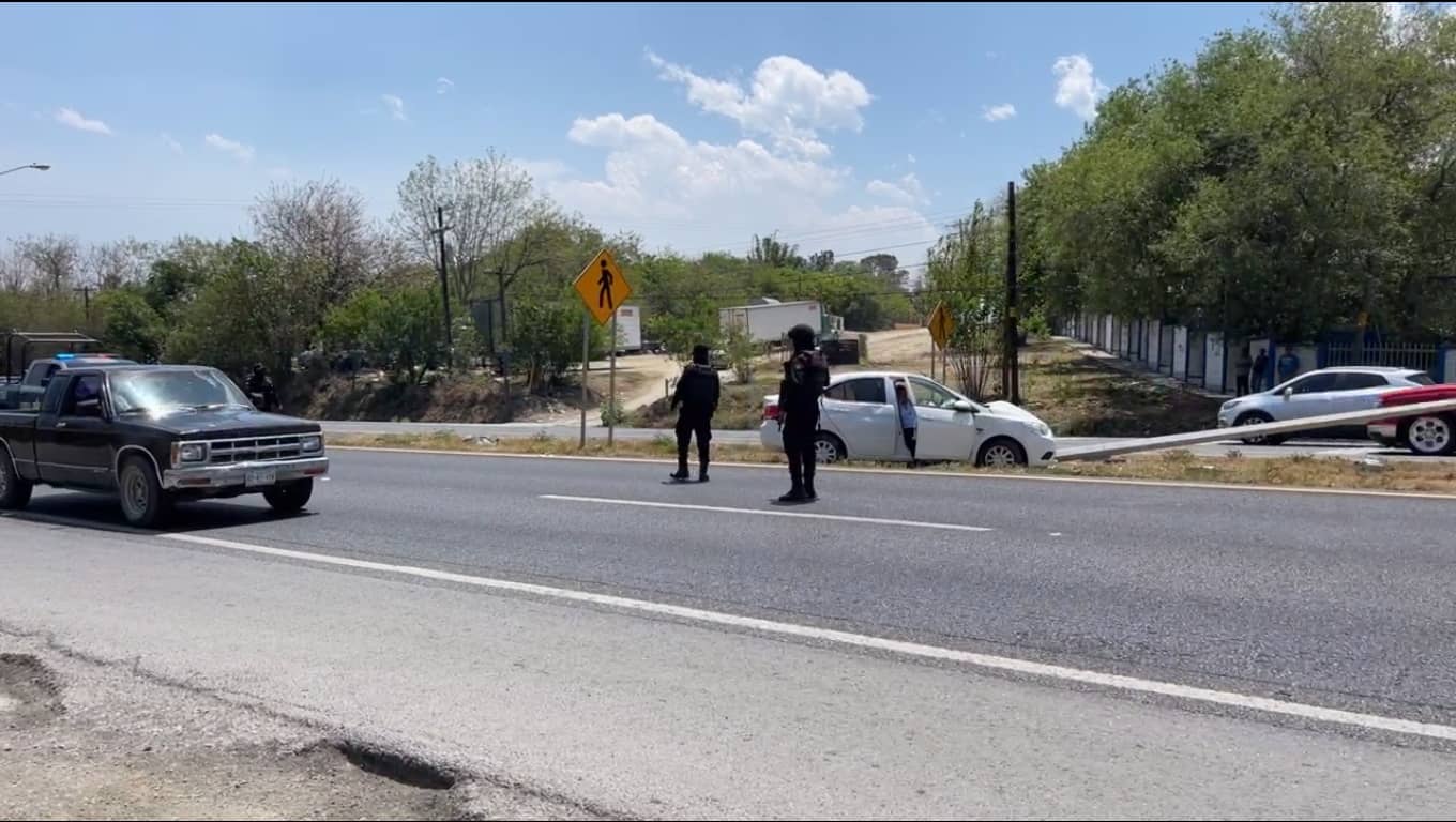 Un automovilista terminó con diversas lesiones, después de estrellarse contra una luminaria