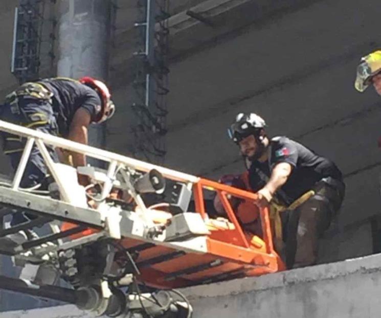 Trabajadores resultan lesionados tras caída