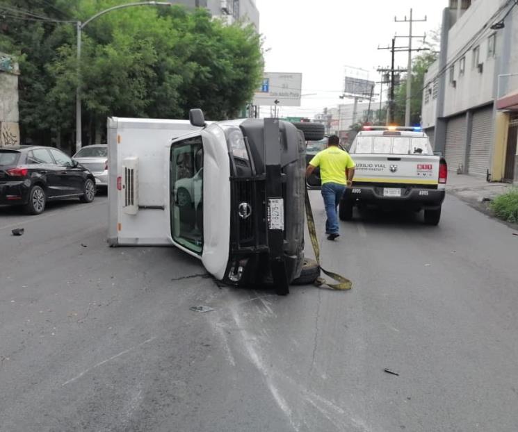 Deja tres lesionados volcadura
