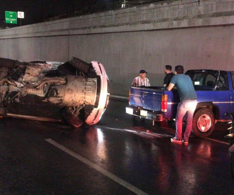Volcadura deja mujer lesionada en Avenida Lázaro Cárdenas