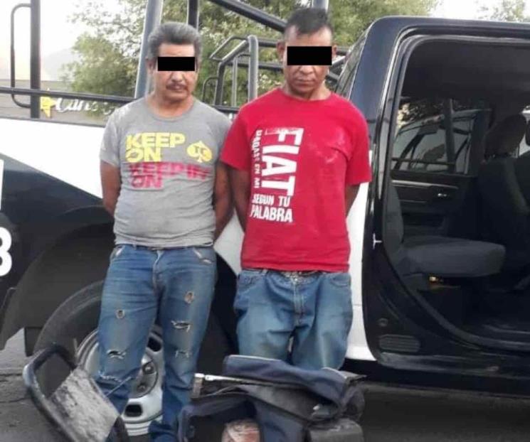 Detienen a dos hombres por robar herramienta en negocio