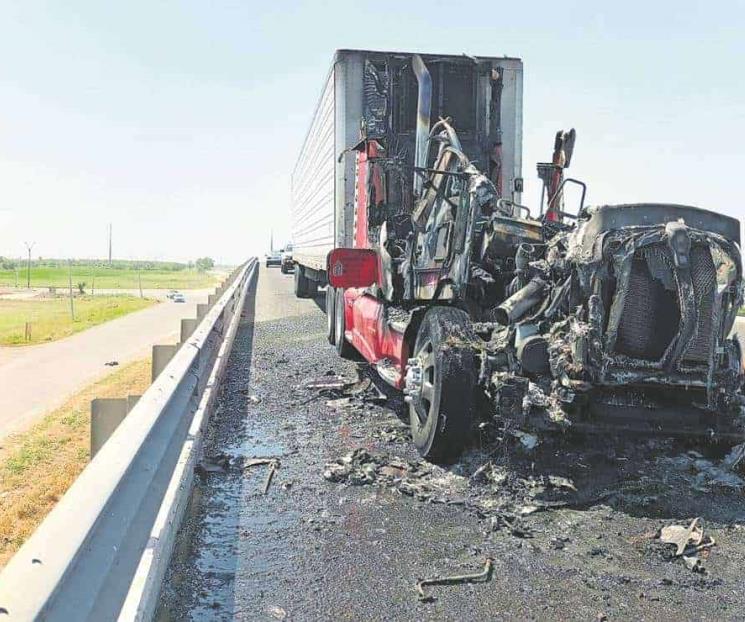 Tras quema de tráileres, liberan vía Reynosa-Pharr