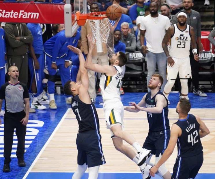 Ganan Warriors primer juego de playoffs ante Denver