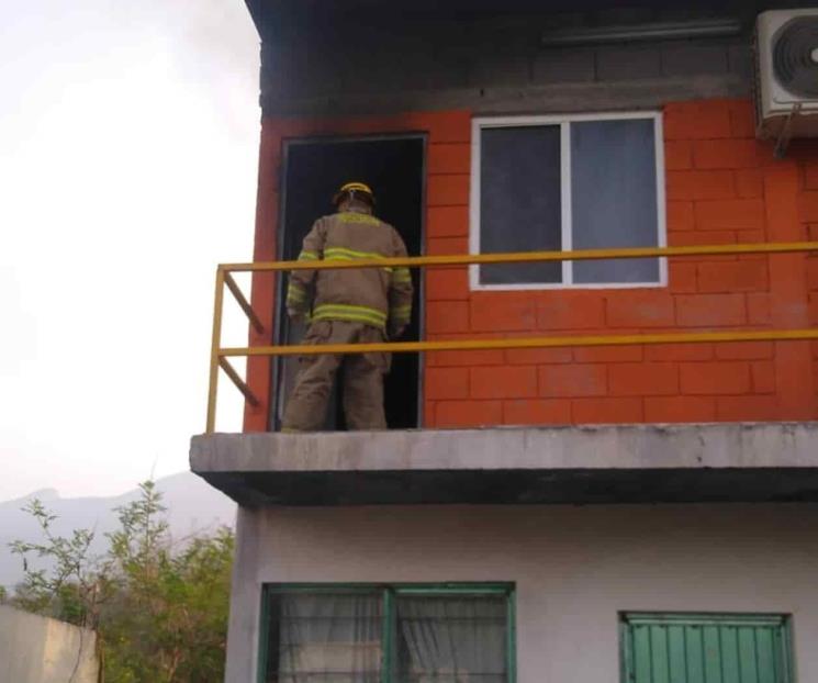 Deja incendio en casa solo daños materiales
