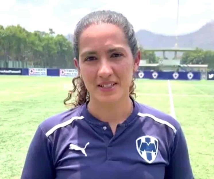 Contenta Eva por victoria en su juego 100 como entrenadora