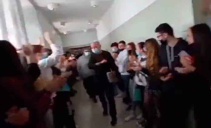 Alumnos despiden con porras a profesor jubilado