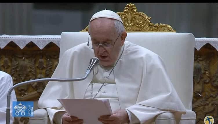 Dolor de rodilla impide al Papa oficiar Vigilia Pascual