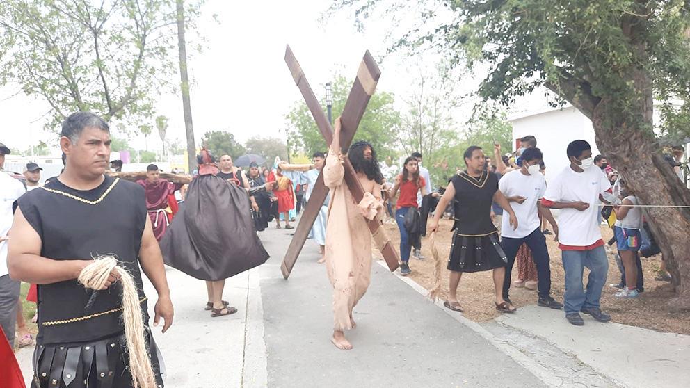 Viven y sufren fieles con el Vía Crucis
