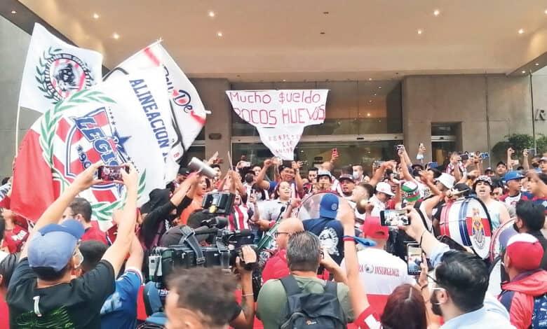 Violenta barra chiva a jugadores de su equipo