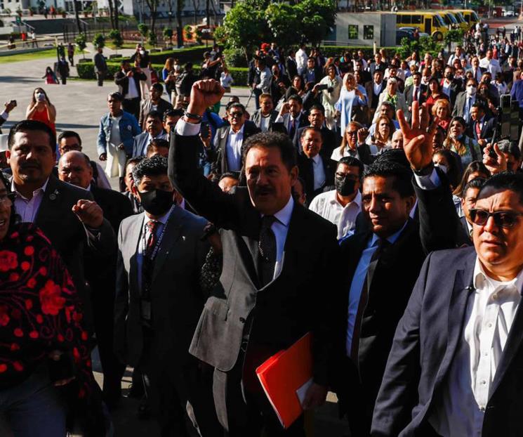 Diputados de Morena llegan a San Lázaro Diputados de Morena llegan a San Lázaro