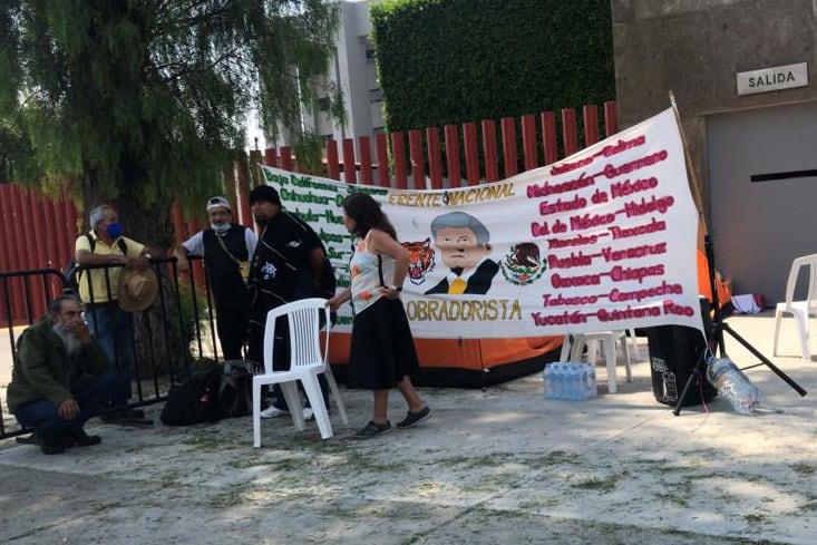 Pernoctan afuera de San Lázaro obradoristas de corazón