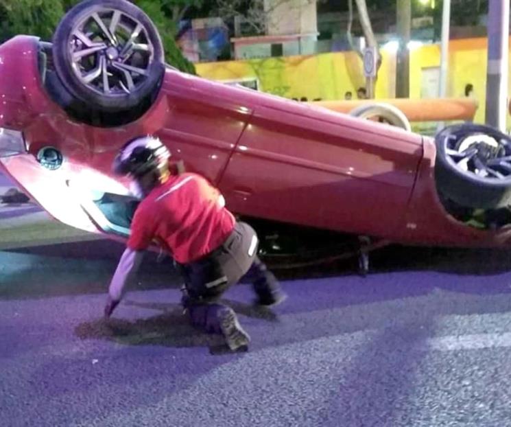 Fallece joven al volcar su auto