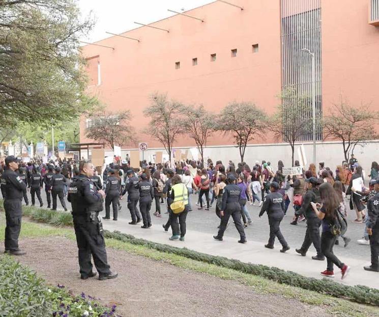 Reprochan feministas trato del Estado