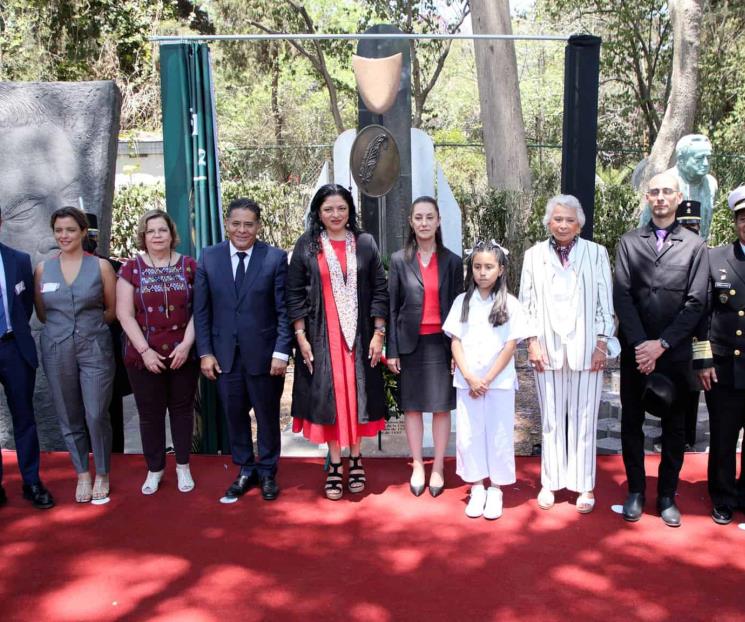 Develan monumento a Sor Juana