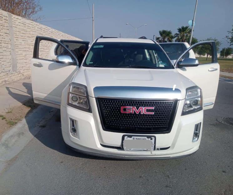 Pasea en camioneta sin placas y con arma larga