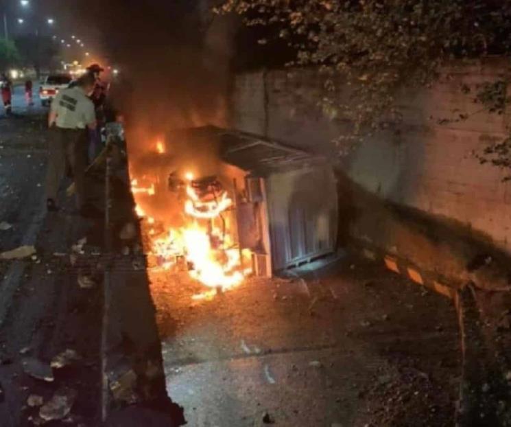 Tráiler se vuelca y se incendia en Santiago