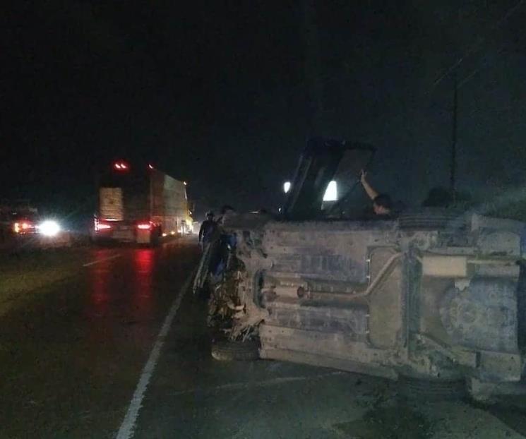 Sale conductor herido en volcadura