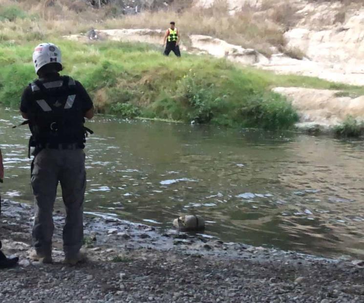 Arrastra la corriente a jovencita