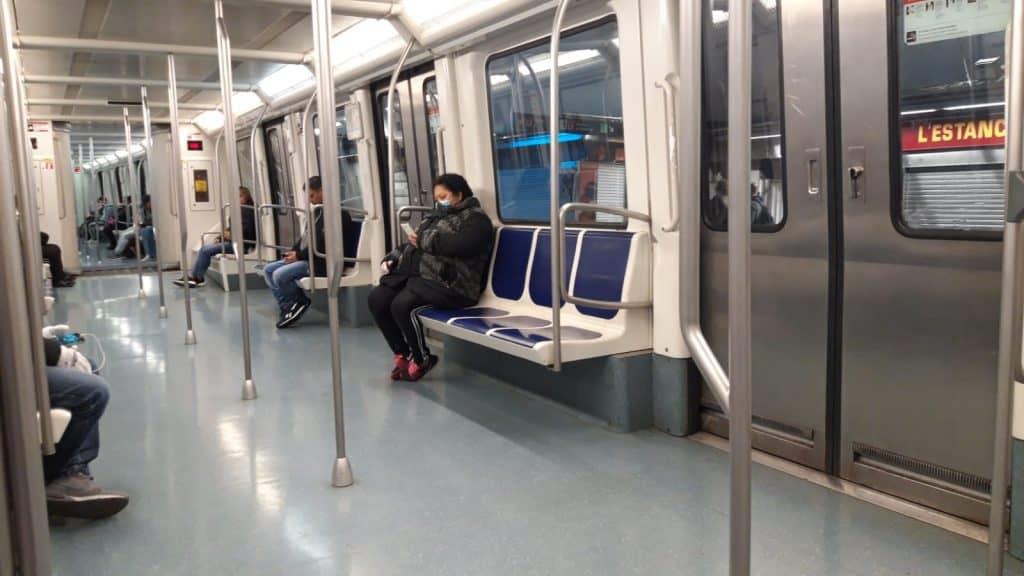 Estadounidenses apoyan mascarillas en transportes