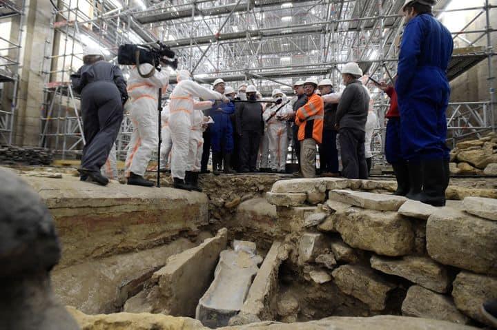 Abrirán arqueólogos sarcófago descubierto en Notre-Dame