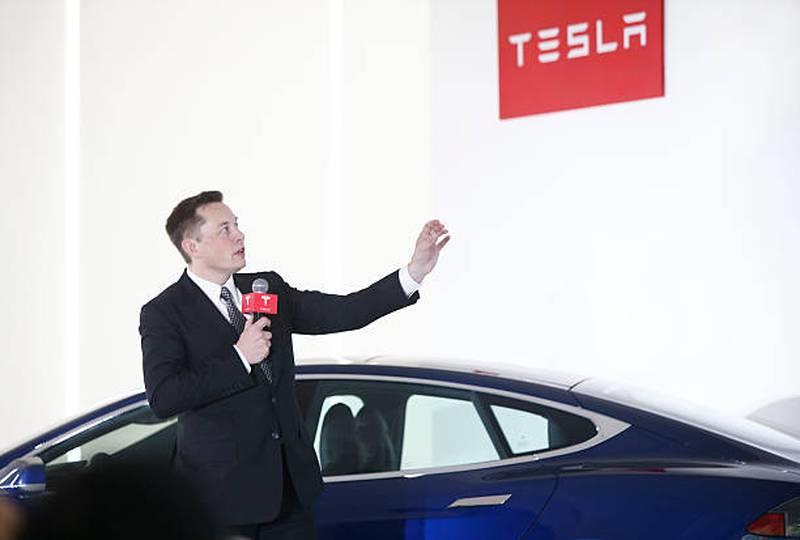 Autos nuevos de Tesla ya no incluirán conectores móviles
