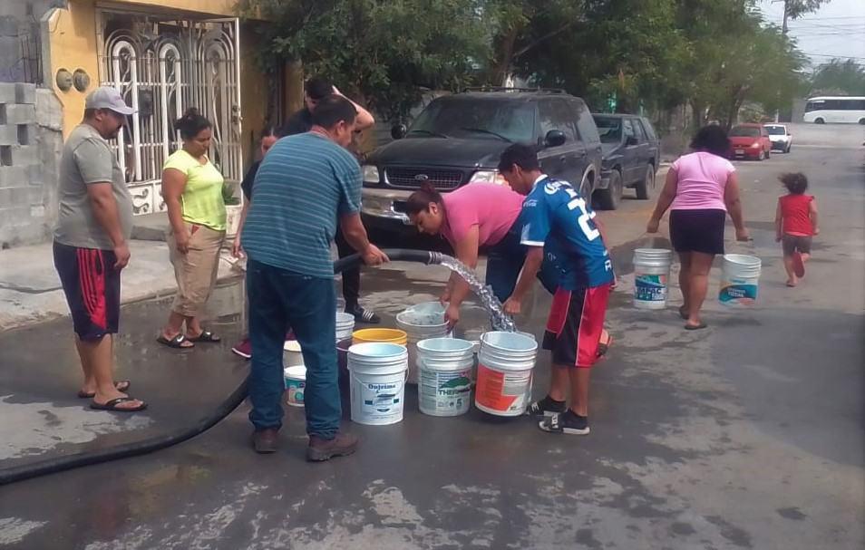 Llevan agua en pipas a colonias de Escobedo