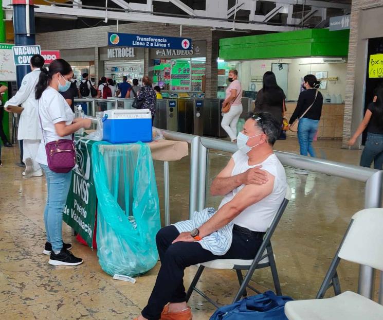 Responde gente a vacunarse en estaciones del Metro Responde gente a vacunarse en estaciones del Metro