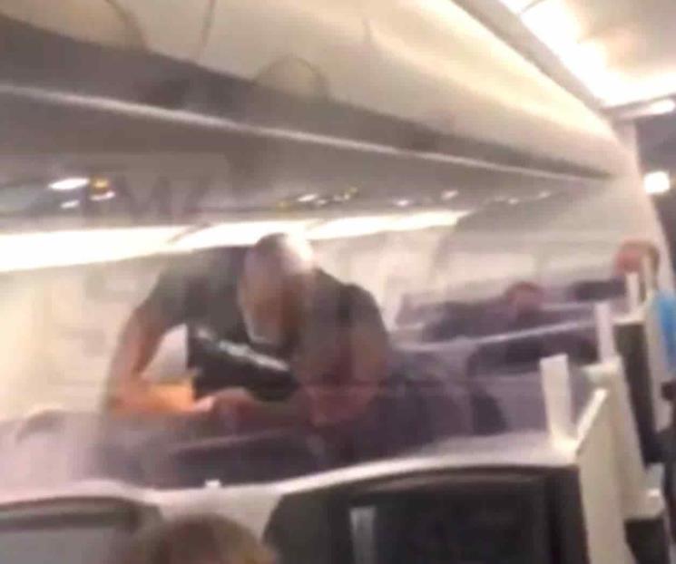 Golpea Mike Tyson a persona en avión