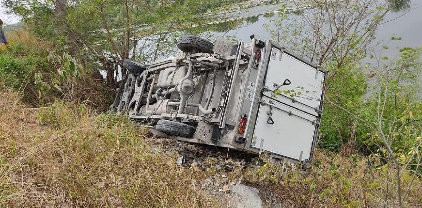 Asaltan a repartidor de lácteos y unidad cae a río