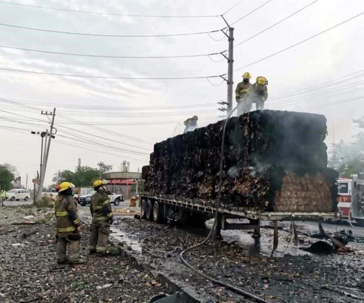 Arde carga de tráiler