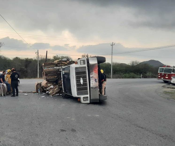 Vuelca camión cargado con cartón
